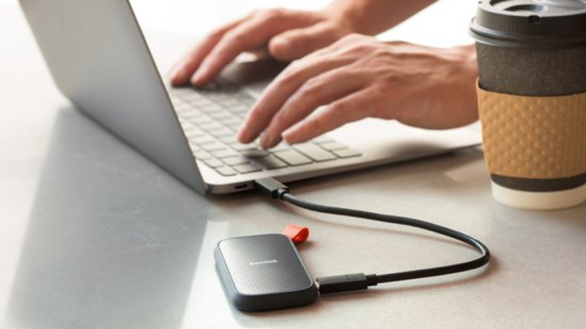 De SanDisk Portable verbonden met een laptop