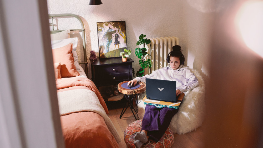 Femme jouant sur un HP Victus