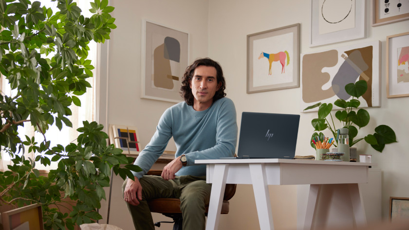 Homme avec un HP Spectre