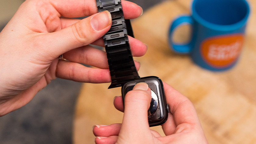 Faites doucement glisser le bracelet à maillons hors de la fente.