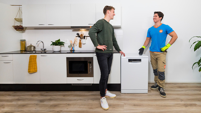 Coolblue delivery driver with dishwasher