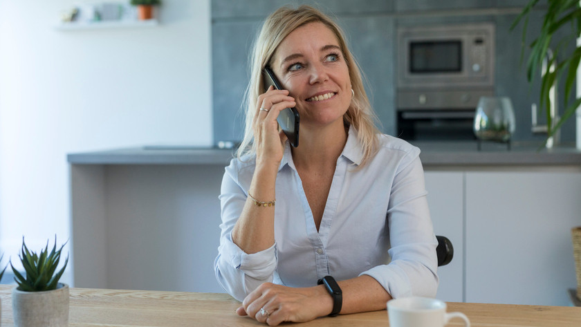 Klant met zakelijke telefoon