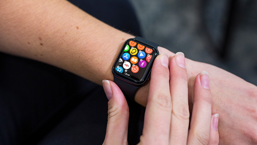 Houd je vinger op een app tot de apps bewegen. Tik op het kruisje om apps te verwijderen