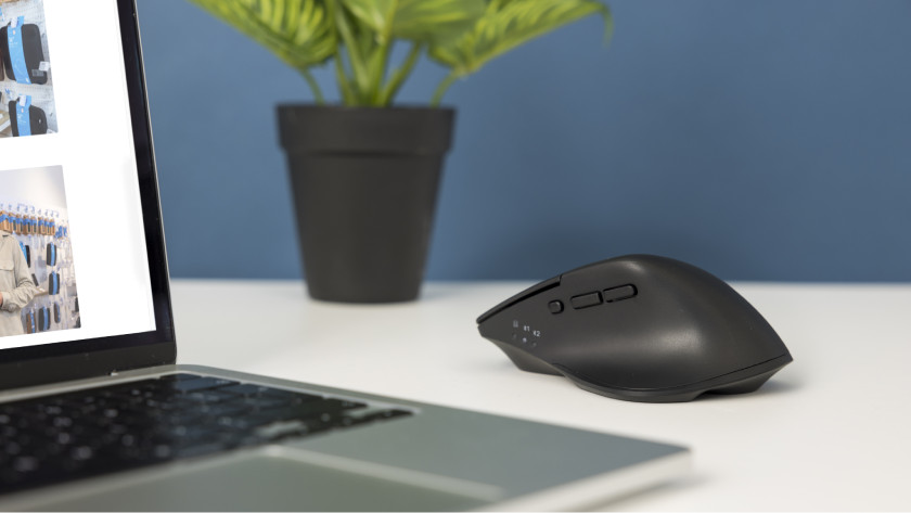 Souris Imperium sur un bureau avec un ordinateur portable