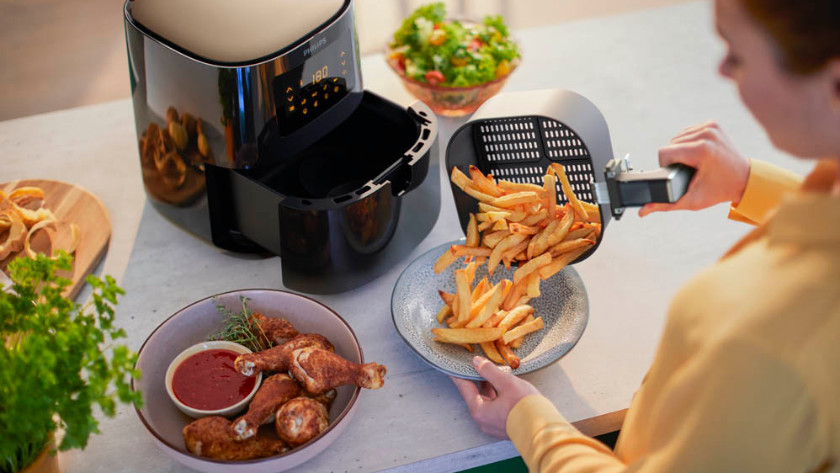 Airfryer met friet en kip