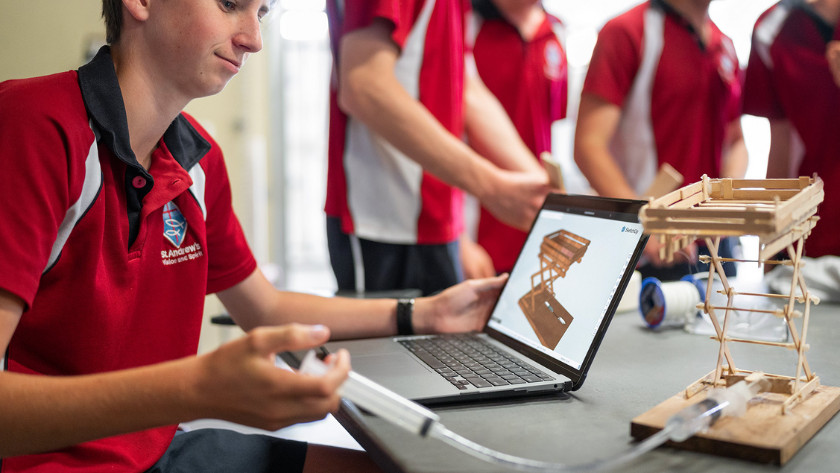 Un étudiant réalise du design