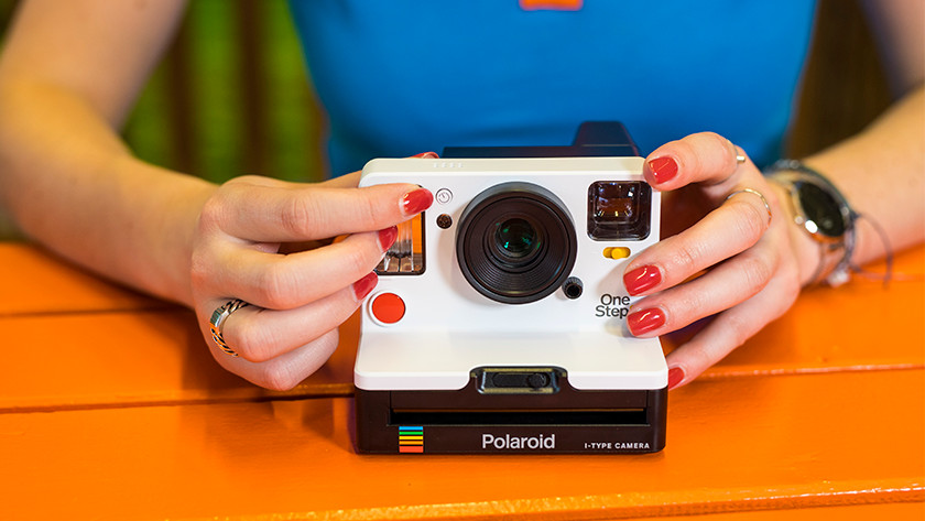 Rendre prêt à l'emploi votre appareil photo instantané Polaroid - Coolblue - tout pour un sourire