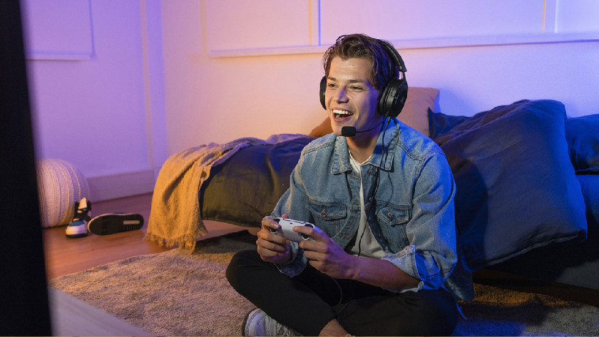 Gamer occasionnel avec casque gamer stéréo