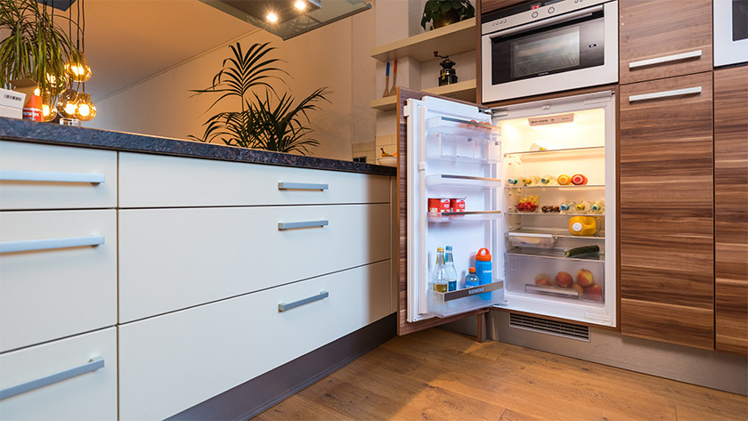 Encastrer un réfrigérateur congélateur dans une cuisine