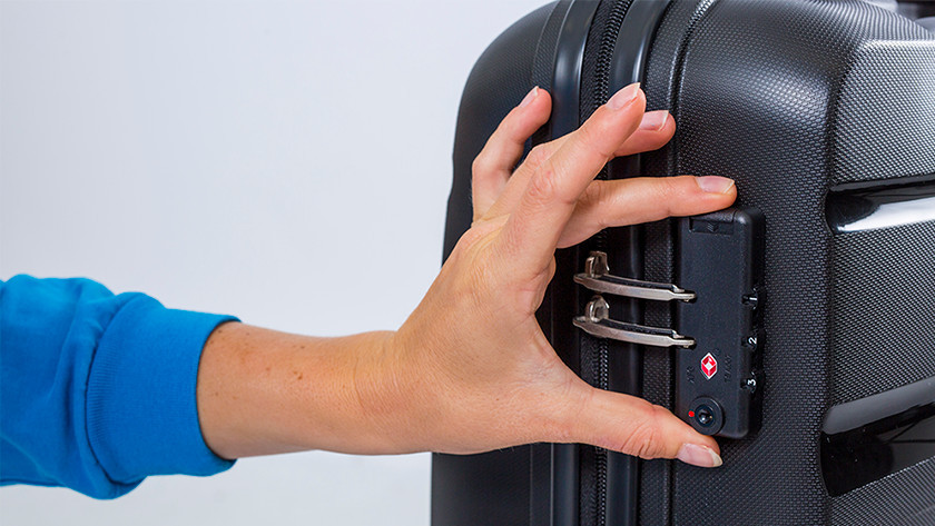 Setting a TSA lock with button Coolblue anything for a smile