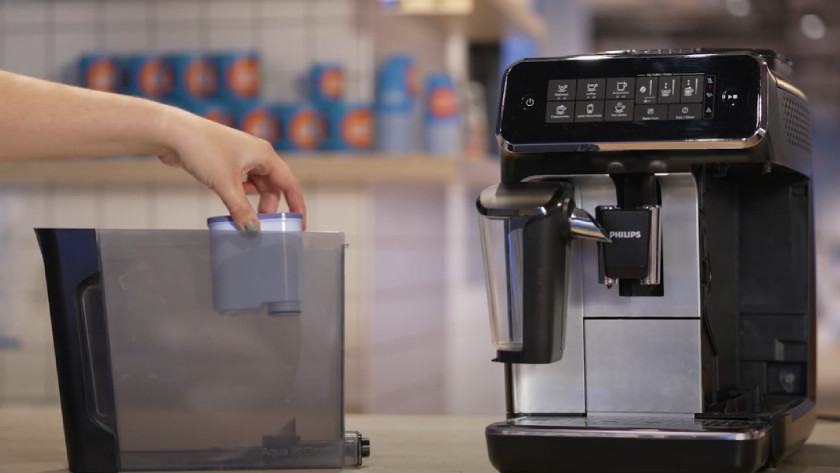 Comment installer le filtre à eau AquaClean dans ma machine à café Philips  ? - Coolblue - tout pour un sourire