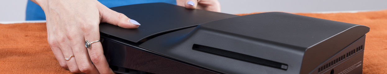 Hoe maak je de zwarte BlueBuilt covers vast op je PS5 Slim Disc Edition?