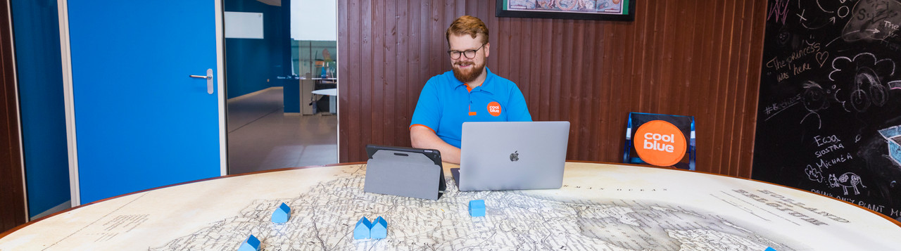 How do you connect an Apple iPad to a TV, monitor, or projector?