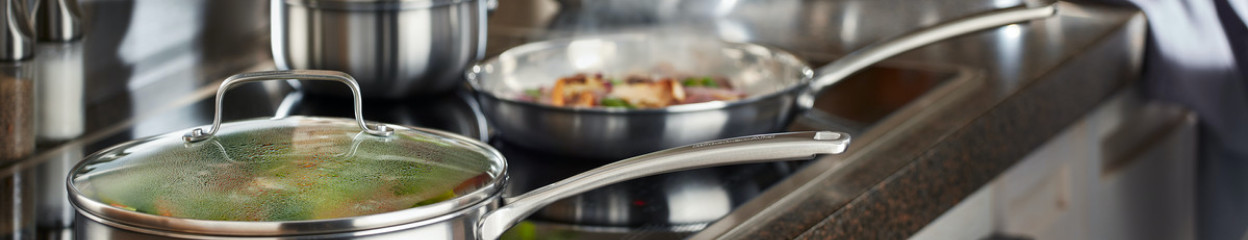 Hoe bak je het best met een pan zonder antiaanbaklaag?