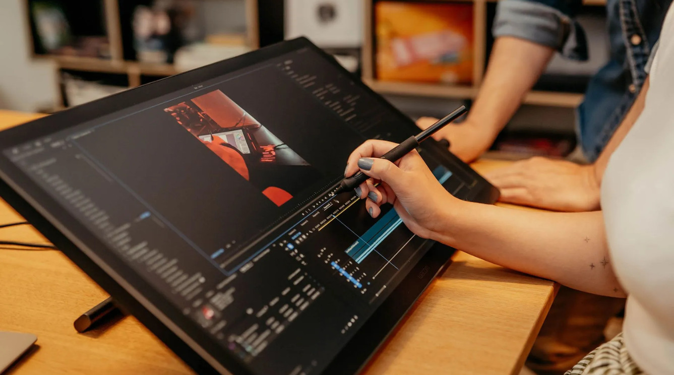 Wacom Cintiq 24 Pen and Touch (2025)
