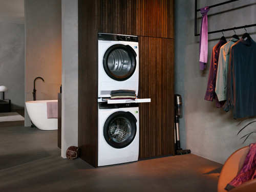 AEG LR86CB86 PowerCare product in use