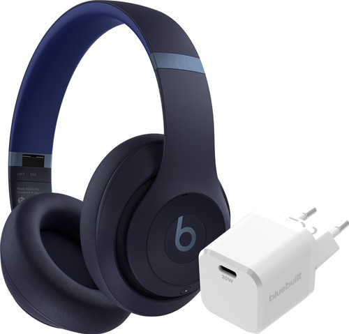 Beats Studio Pro Bleu + BlueBuilt Power Delivery Chargeur avec Port USB-C 20 W Blanc Main Image