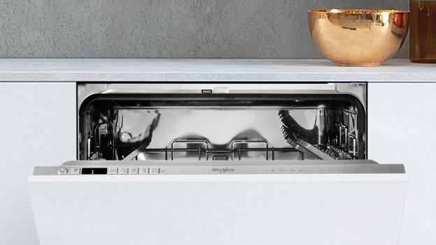 Lave-vaisselle entrouvert