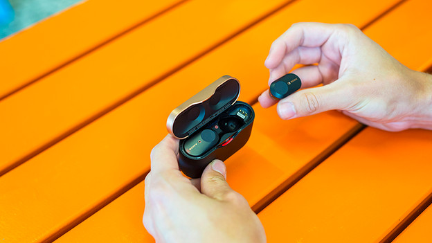 Sony WF-1000XM3 uit case halen