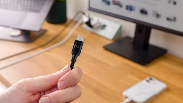 BlueBuilt USB-C cable black with iPhone 17 and MacBook Pro