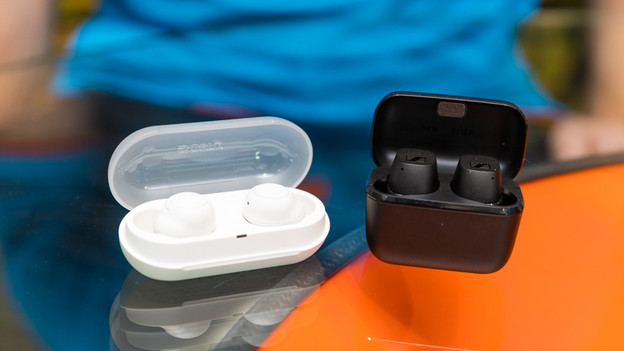 Écouteurs sur une table