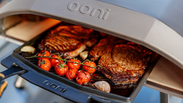 Ingrédients en vrac dans un four à pizza