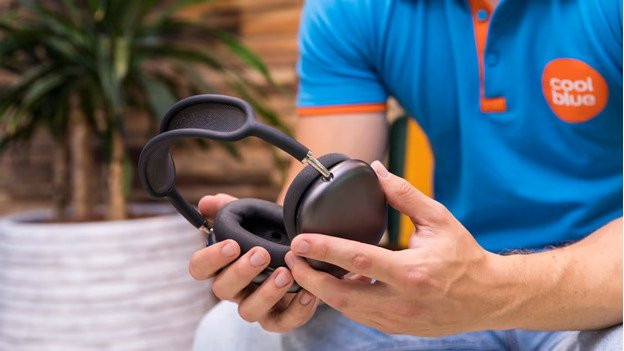 Connect headphones to an Apple computer