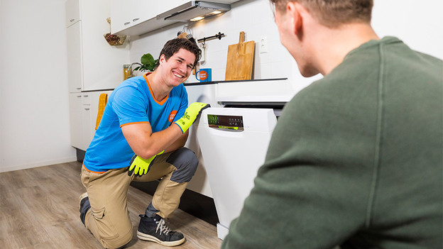 Installateur met vaatwasser