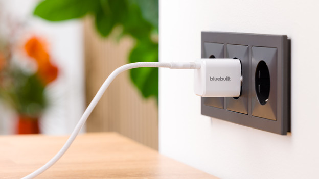 laptop wordt opgeladen met gan oplader