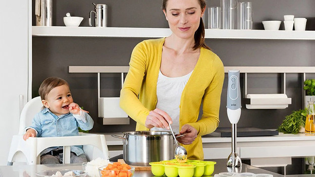 Moeder maakt babyhapje voor kind