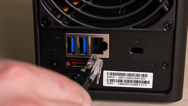 Expert connects NAS via an Ethernet cable