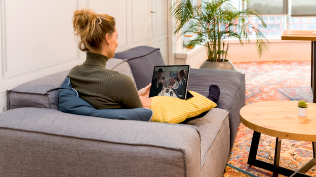 femme sur le canapé avec un PC portable