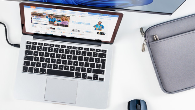 laptop wordt opgeladen met gan oplader