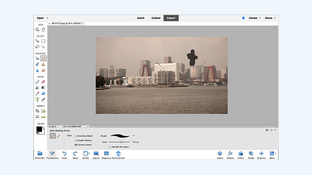 Éliminez les éléments gênants avec le pinceau de retouche.