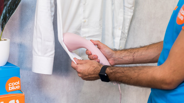 Défroisser des vêtements