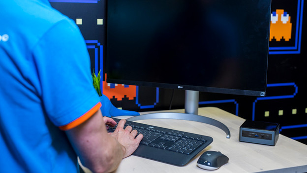 Spécialiste avec une unité centrale connectée