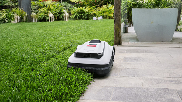 Ecovacs robotmaaier maait langs de stoep