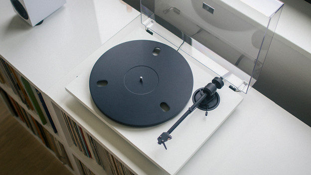 Platenspeler met ingebouwde voorversterker