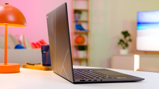 ASUS laptop van de zijkant