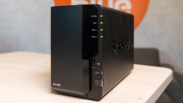 NAS Synology sur une table