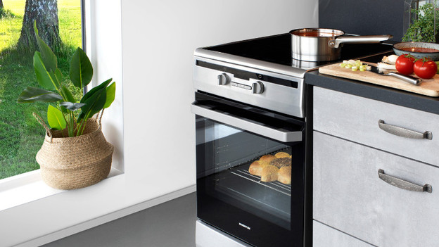 Cuisinière à côté du plan de travail