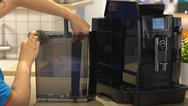 Plaats het waterfilter in het waterreservoir