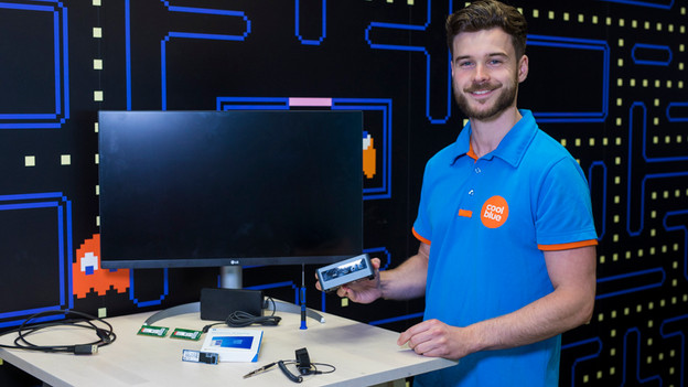 Spécialiste avec une unité centrale et tous les accessoires