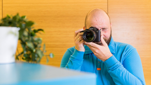 Un homme prend une photo avec le Sony A7 IV
