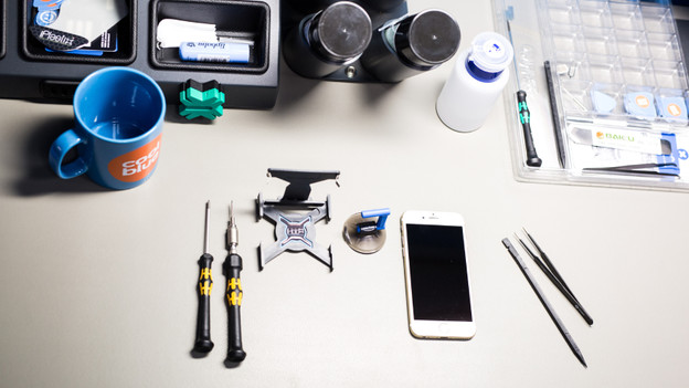 Werkplek met iPhone en reparatiegereedschap voor het refurbishen van een iPhone