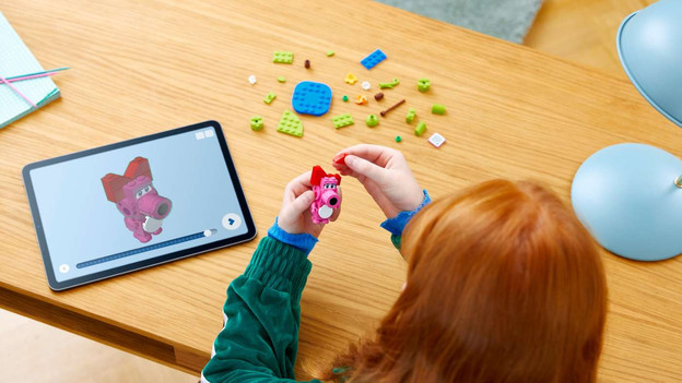 Kind die bouwt met tablet