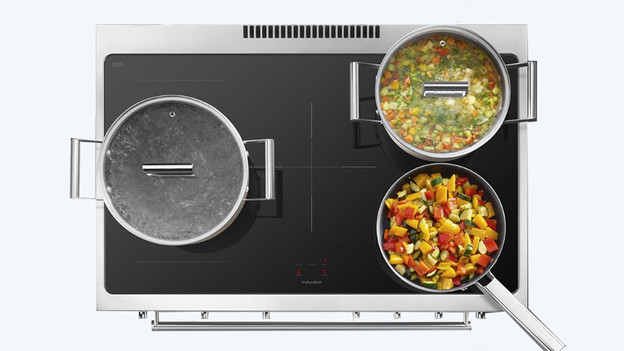 Cuisinière avec casseroles