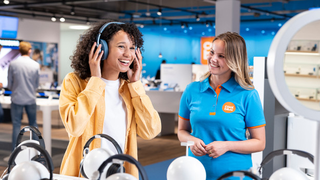 Koptelefoons testen in de winkel