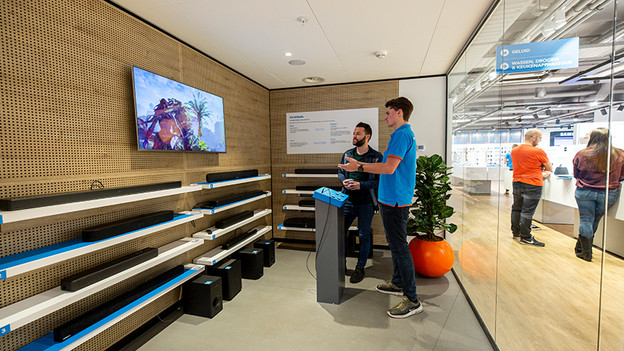 Soundbars testen in de winkel