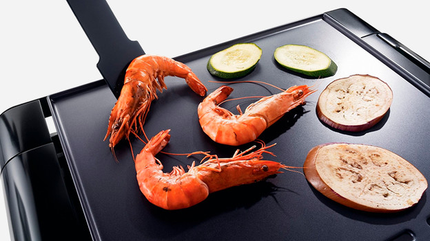 Plaque de cuisson avec crevettes et légumes